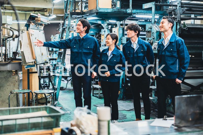 現場で情報共有をする労働者