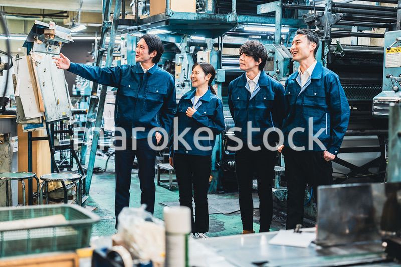 現場で情報共有をする労働者