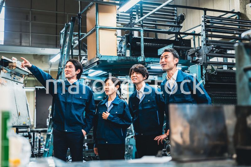 現場で情報共有をする労働者