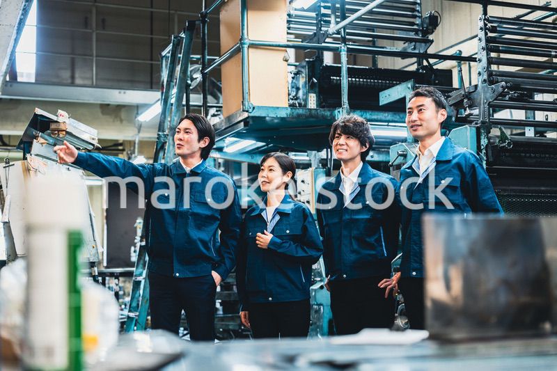 現場で情報共有をする労働者