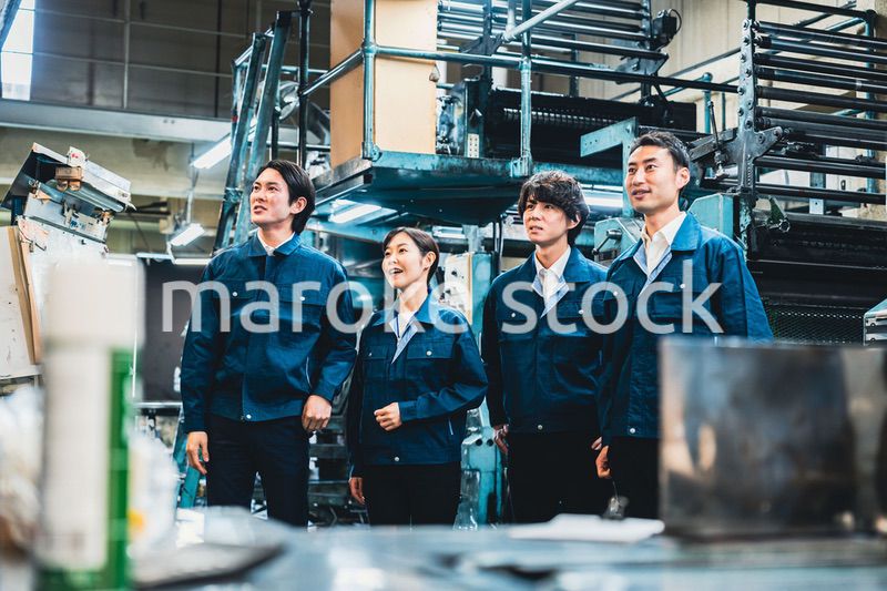 現場で情報共有をする労働者