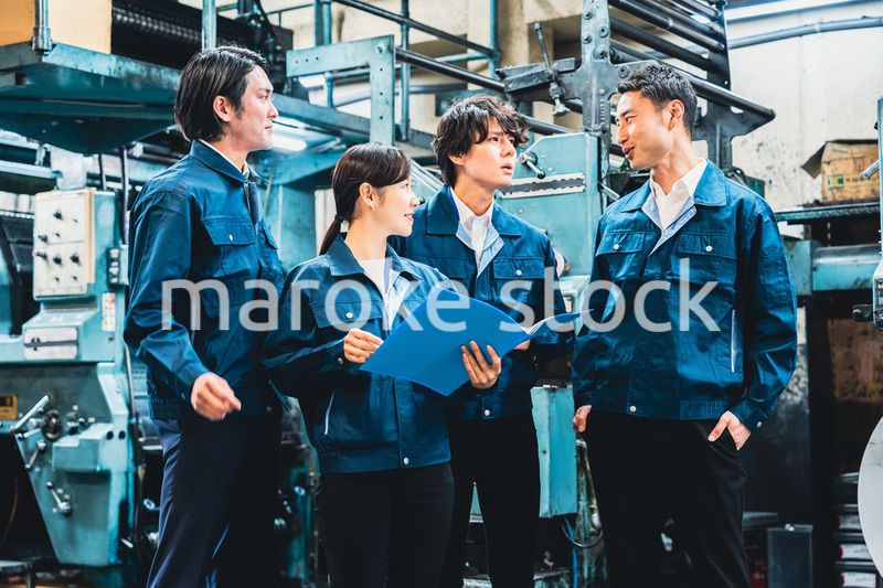 現場で情報共有をする労働者