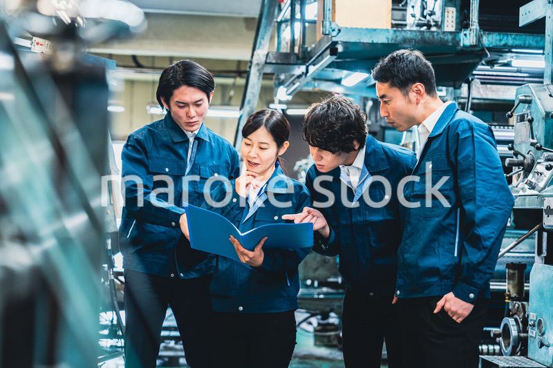 現場で情報共有をする労働者