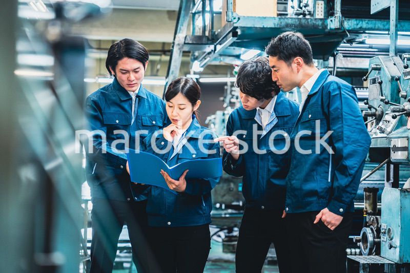 現場で情報共有をする労働者