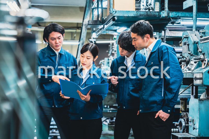 現場で情報共有をする労働者