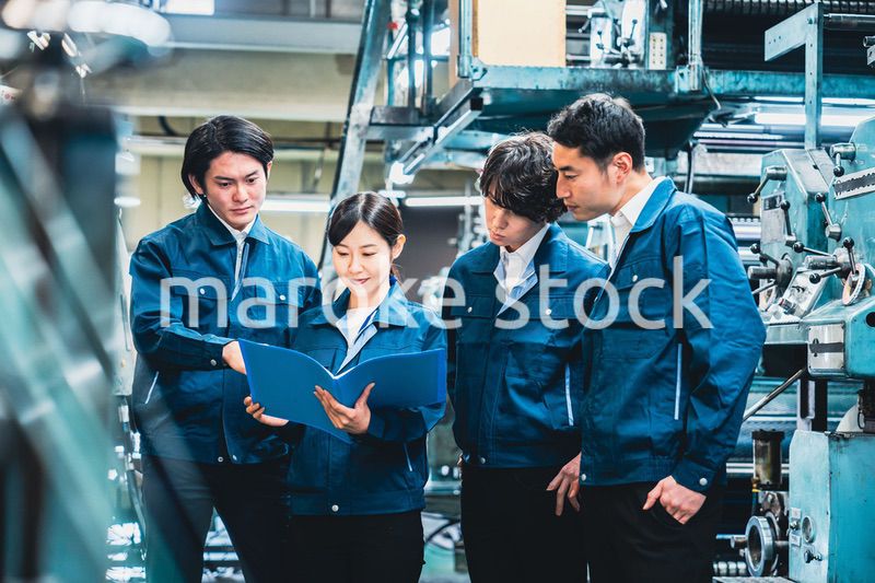 現場で情報共有をする労働者