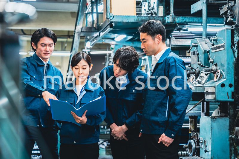 現場で情報共有をする労働者