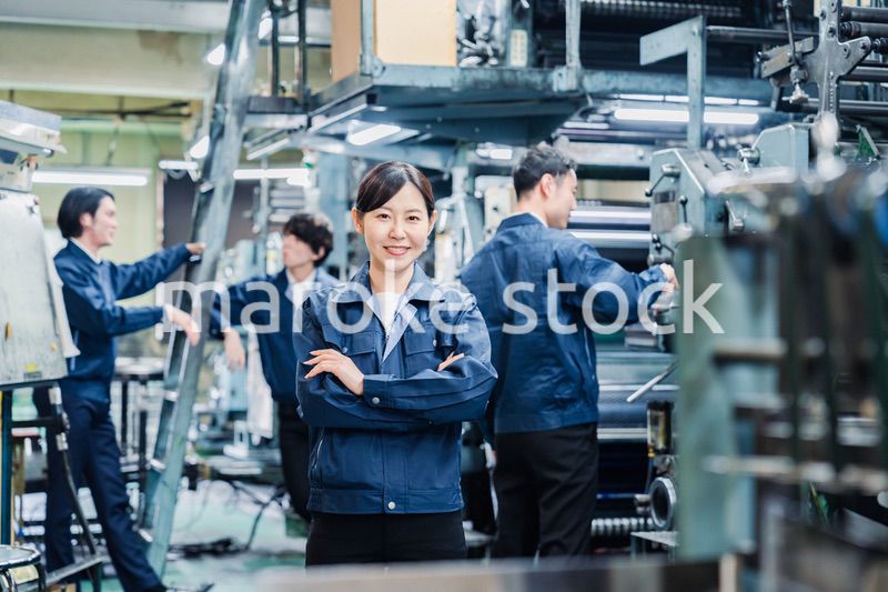 工場で笑顔で働く女性作業員