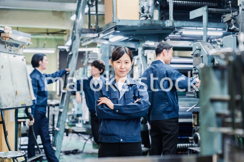 工場で笑顔で働く女性作業員
