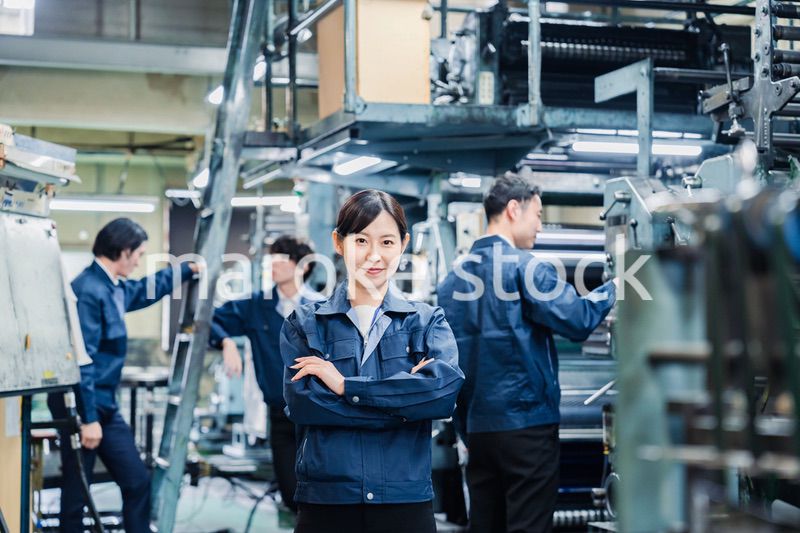 工場で笑顔で働く女性作業員