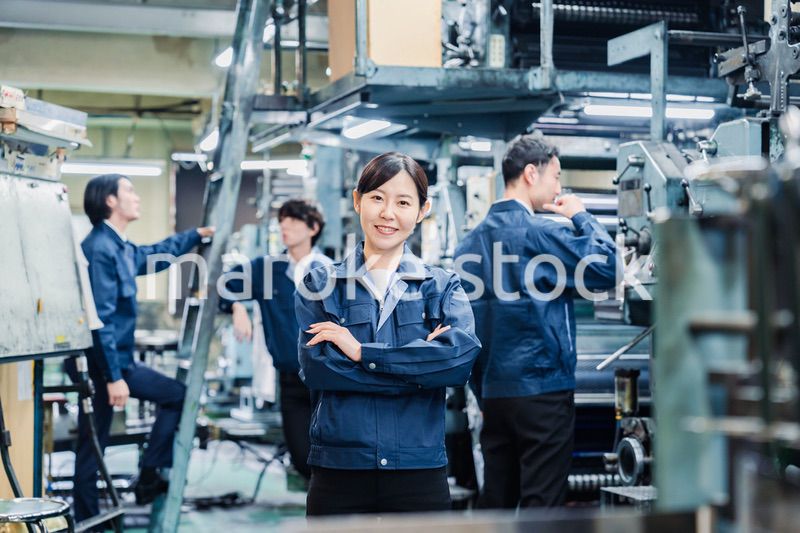 工場で笑顔で働く女性作業員