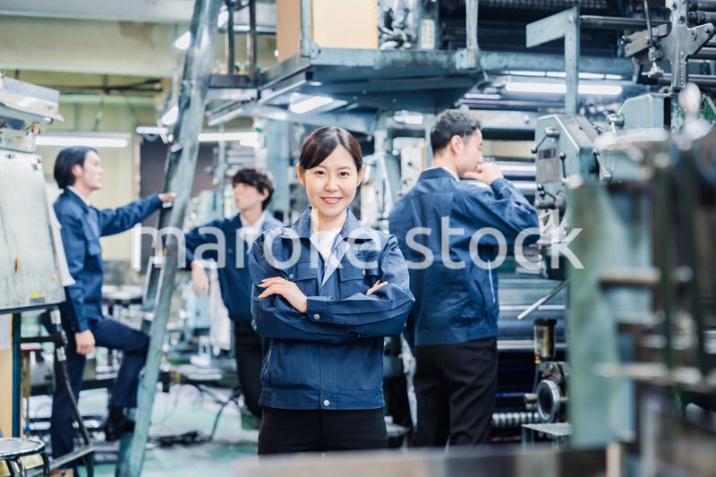 工場で笑顔で働く女性作業員