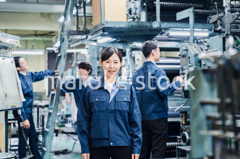 工場で笑顔で働く女性作業員