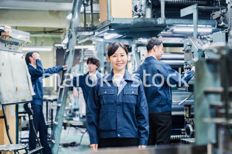 工場で笑顔で働く女性作業員