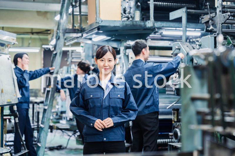 工場で笑顔で働く女性作業員