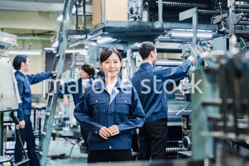工場で笑顔で働く女性作業員
