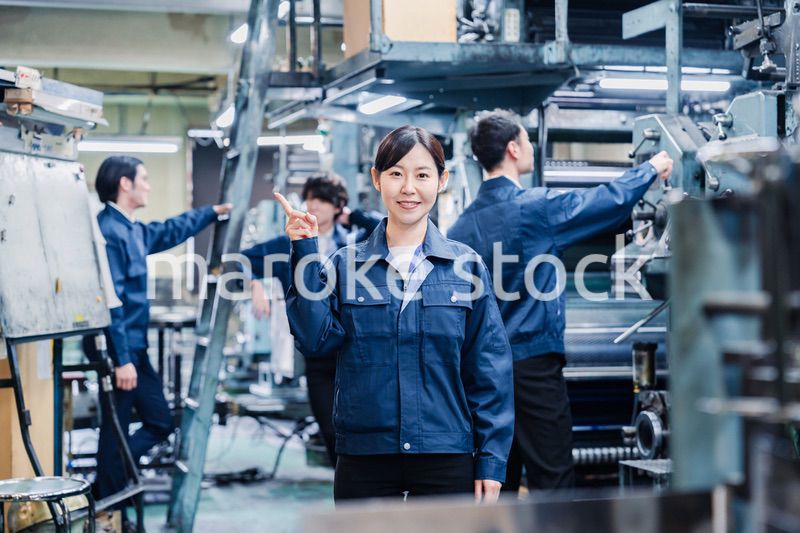 おすすめを指差す工場スタッフの女性