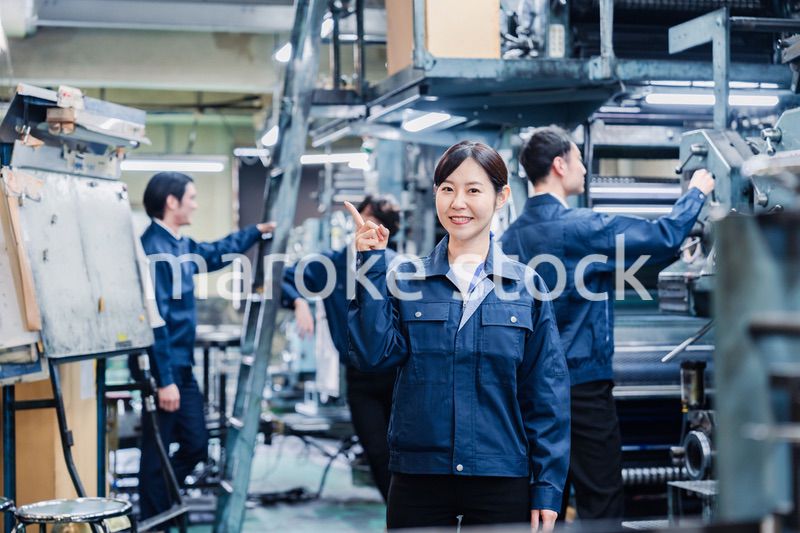 おすすめを指差す工場スタッフの女性