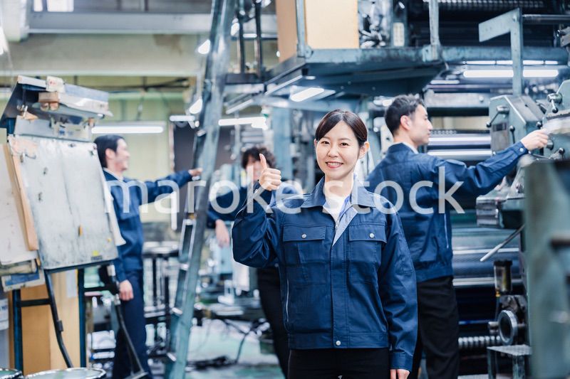 グッドサインをする工場労働者