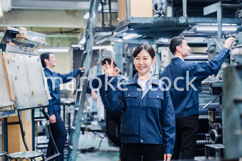 OKサインを示す工場スタッフの女性