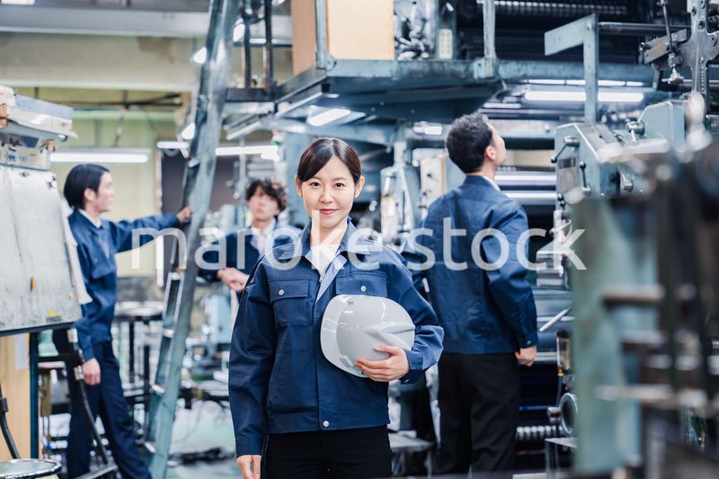 ヘルメットを持つ女性作業員
