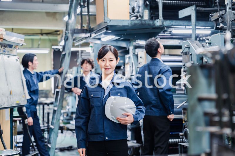 ヘルメットを持つ女性作業員