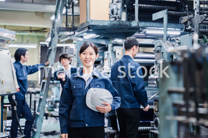 ヘルメットを持つ女性作業員