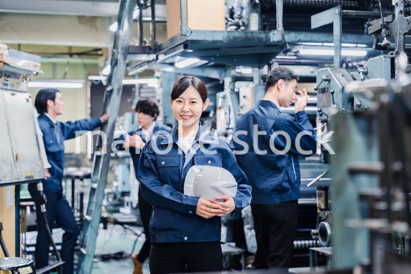 ヘルメットを持つ女性作業員