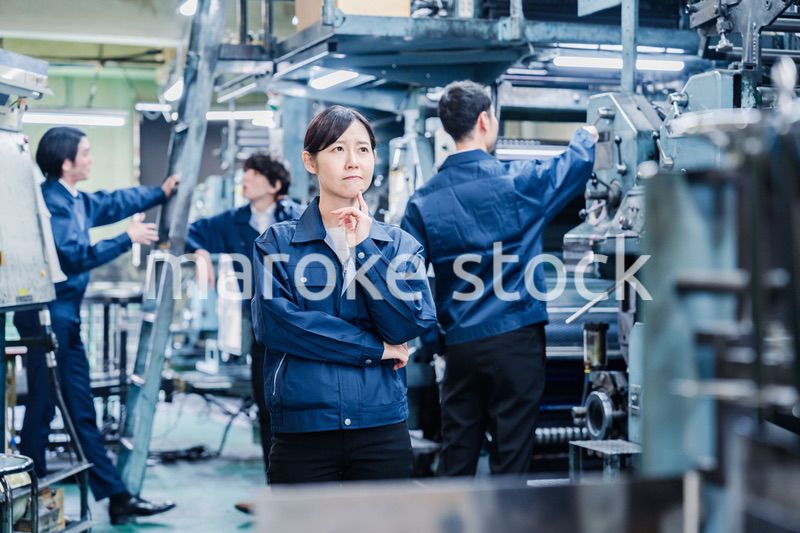 工場で悩む労働者