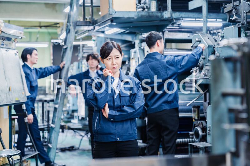 工場で悩む労働者