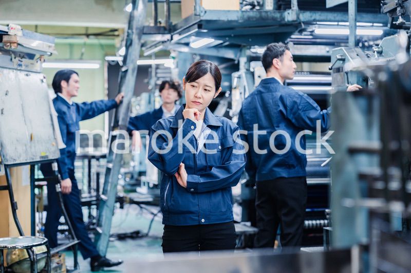 工場で悩む労働者