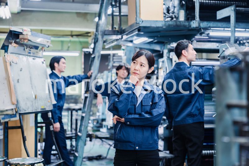 工場で悩む労働者