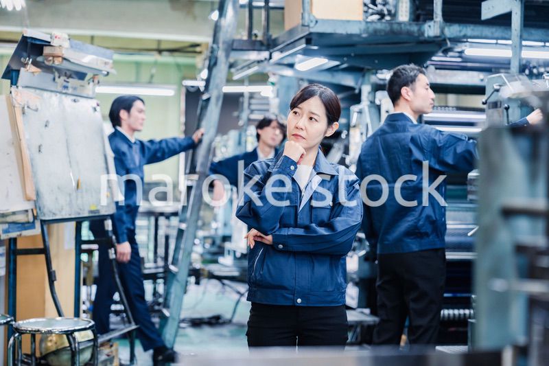 工場で悩む労働者