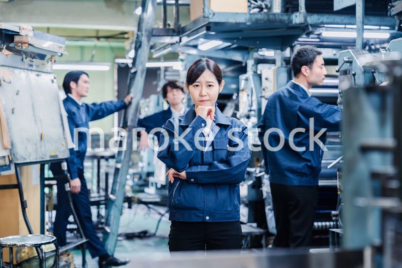 工場で悩む労働者