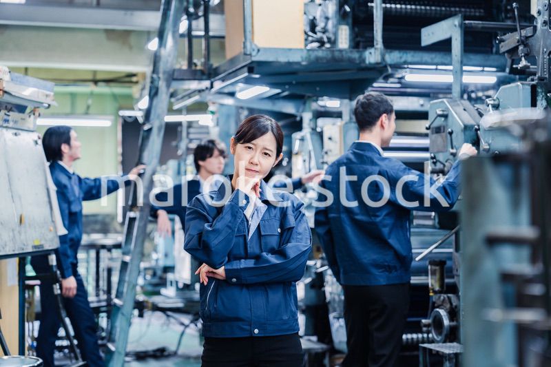 工場で悩む労働者