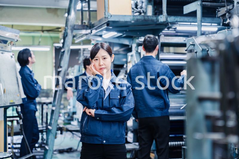 工場で悩む労働者