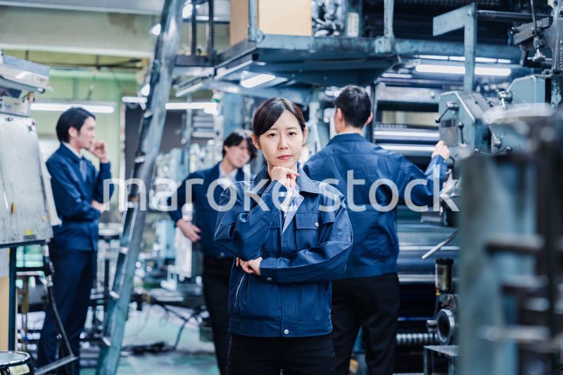 工場で悩む労働者