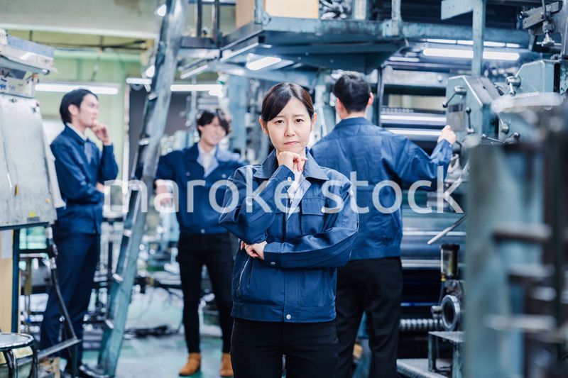 工場で悩む労働者