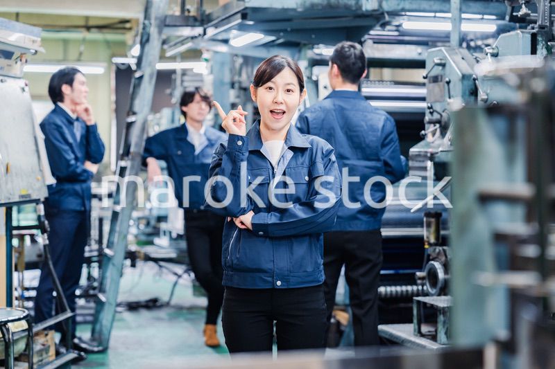 アイデアがひらめいた女性労働者