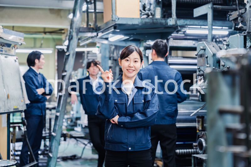 アイデアがひらめいた女性労働者