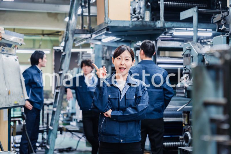 アイデアがひらめいた女性労働者