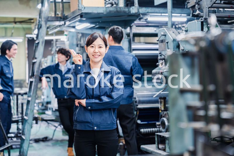 アイデアがひらめいた女性労働者