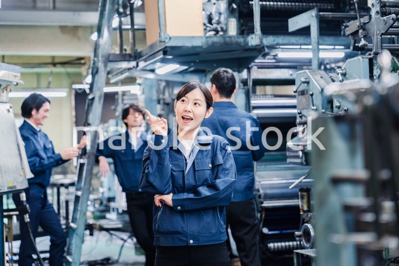 アイデアがひらめいた女性労働者