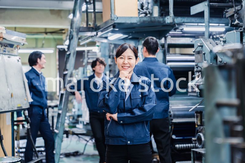 アイデアがひらめいた女性労働者