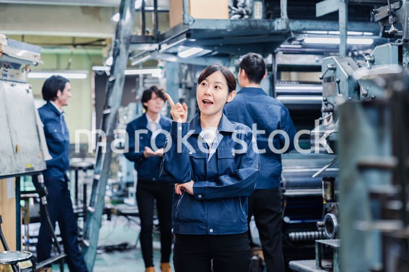 アイデアがひらめいた女性労働者