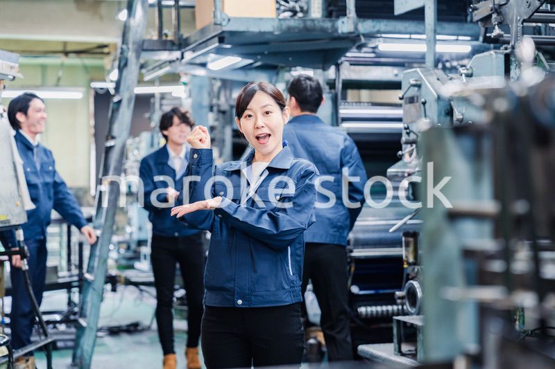 アイデアがひらめいた女性労働者