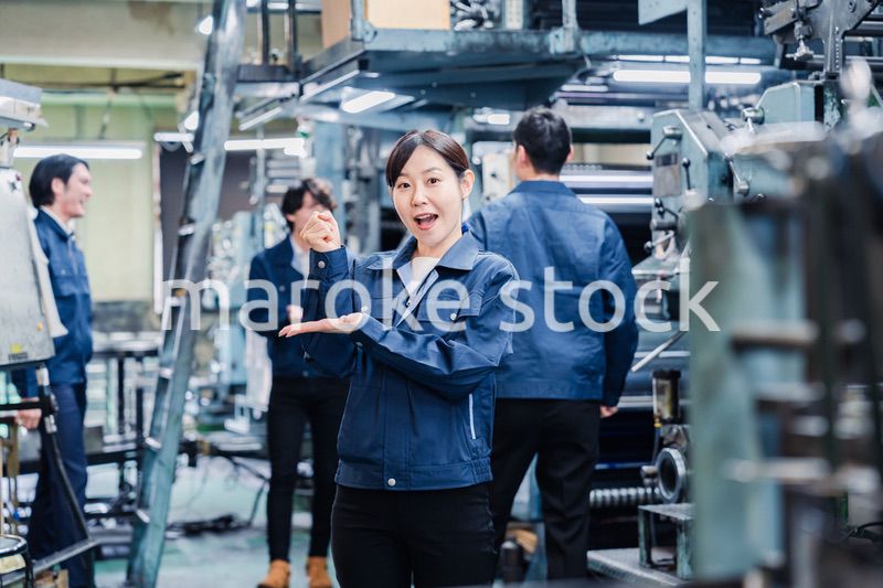 アイデアがひらめいた女性労働者