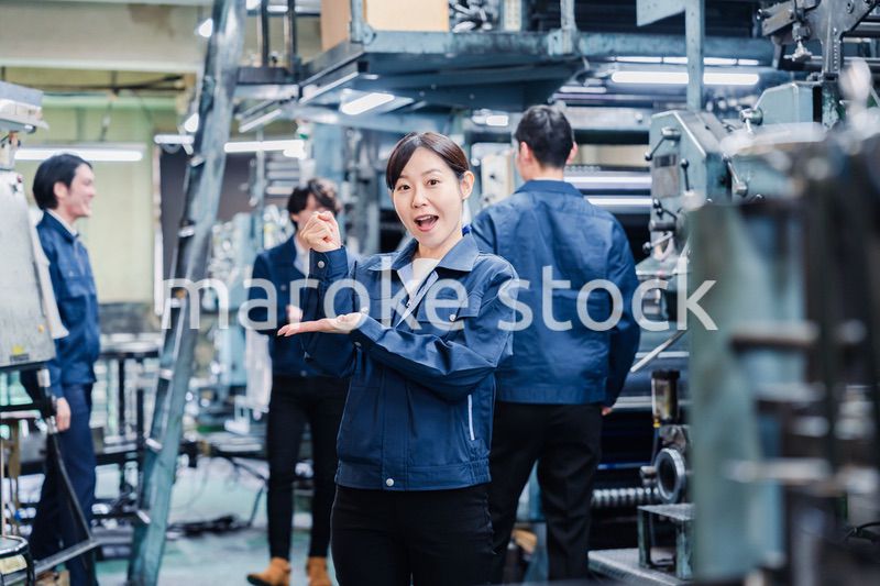 アイデアがひらめいた女性労働者