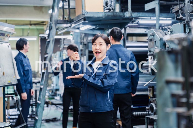 アイデアがひらめいた女性労働者