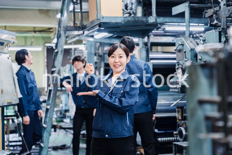 アイデアがひらめいた女性労働者